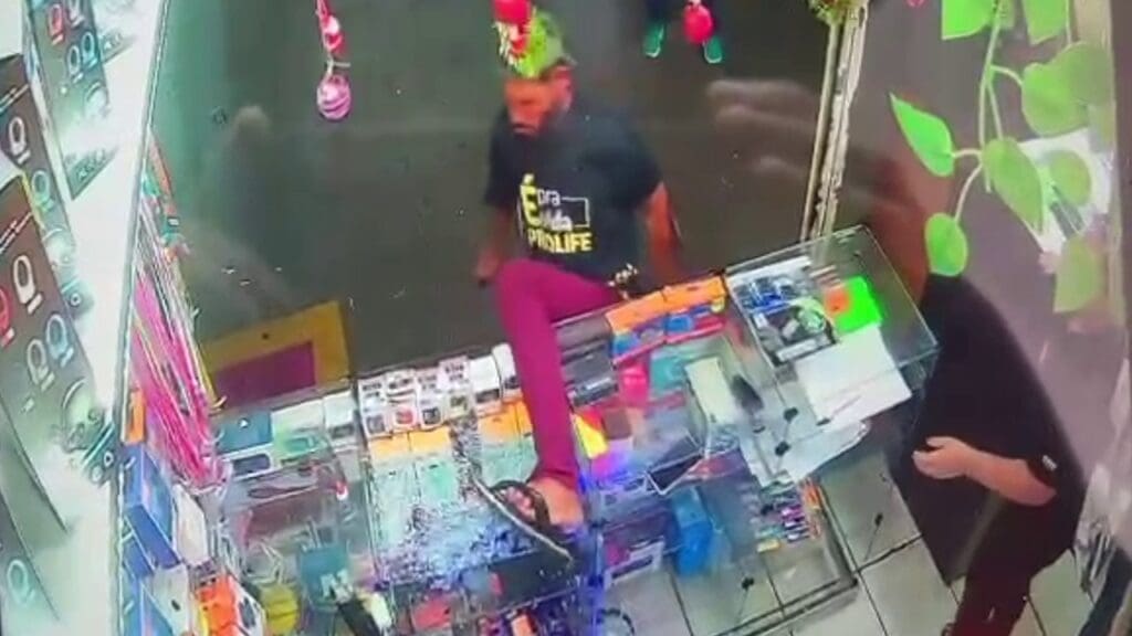 Sujeito com muletas destrói balcão e mercadorias de loja em terminal da Serra