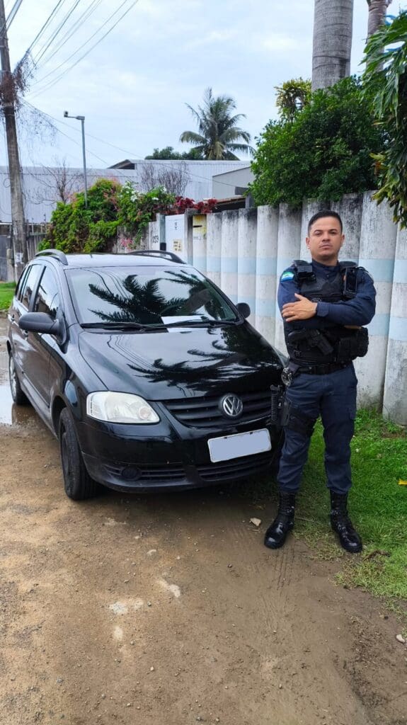 Um agente da Guarda da Serra ao lado de um veículo, que havia sido roubado.