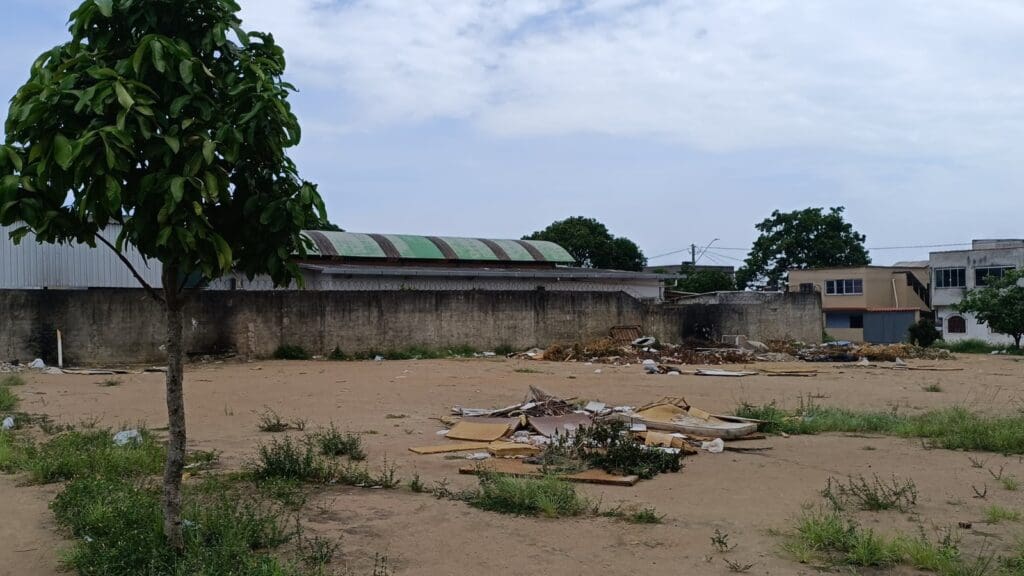 Moradores denunciam mais uma vez o lixo acumulado ao lado de creche na Serra