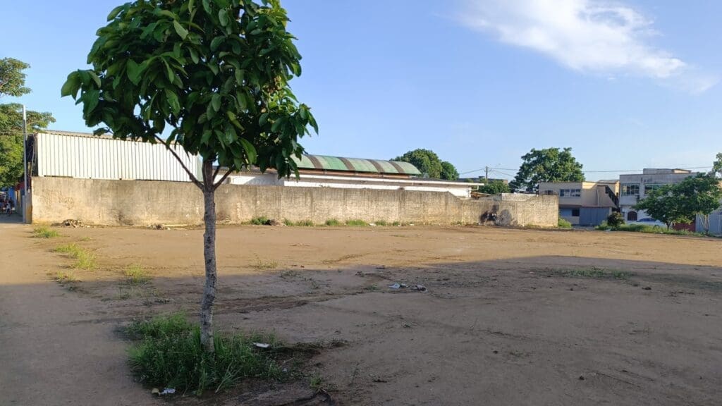 Prefeitura limpa ponto viciado de entulho após reportagem do Serra Noticiário