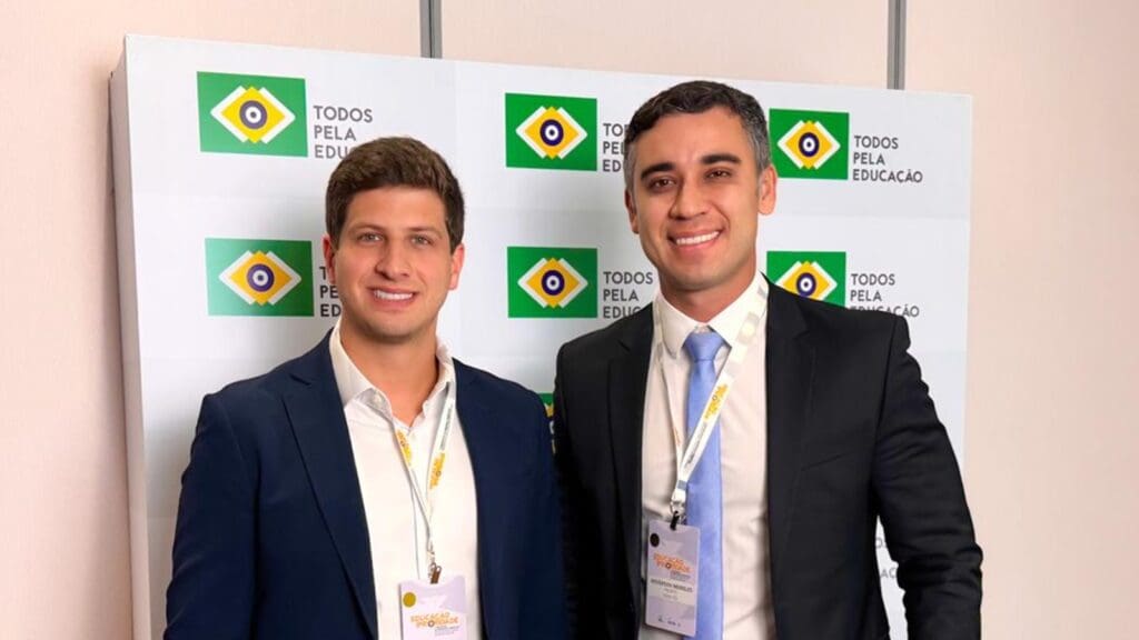 João Campos, prefeito reeleito de Recife, acompanhado de Weverson Meireles, prefeito eleito da Serra.