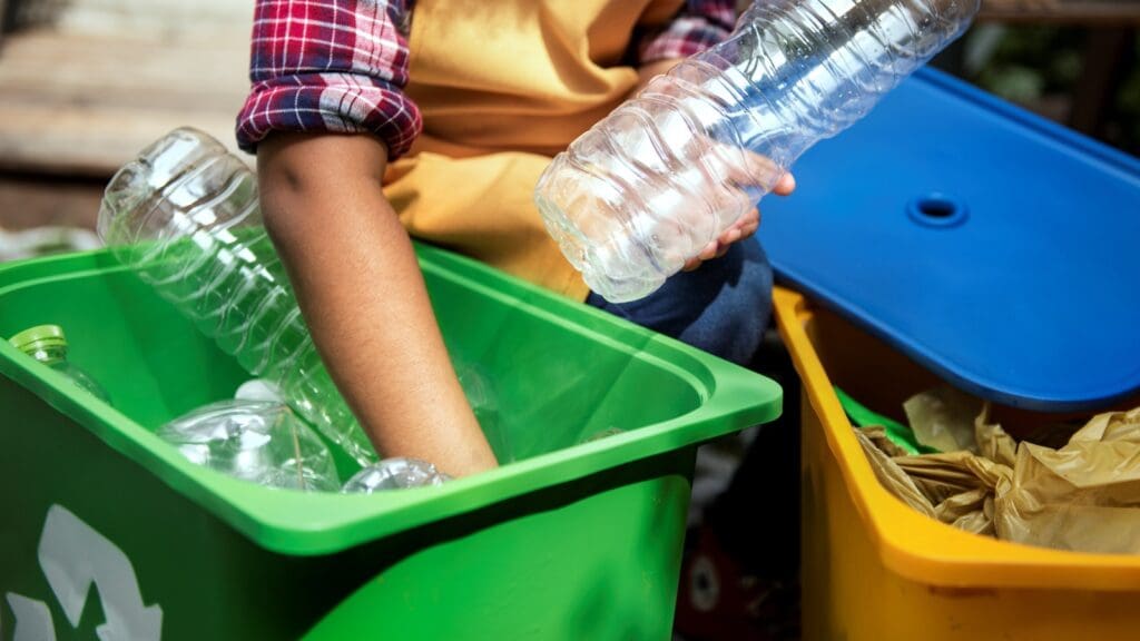 Uma pessoa fazendo separação do lixo para coleta seletiva.