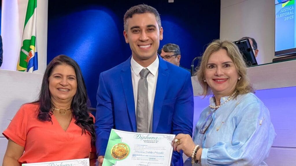 Prefeito e vereadores eleitos em 2024 são diplomados durante cerimônia na Serra