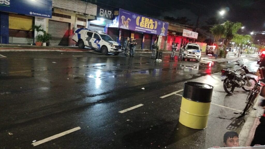 Viaturas da PM estacionadas em frente à distribuidora de bebidas, onde foi registrado o homicídio em Vila Nova de Colares