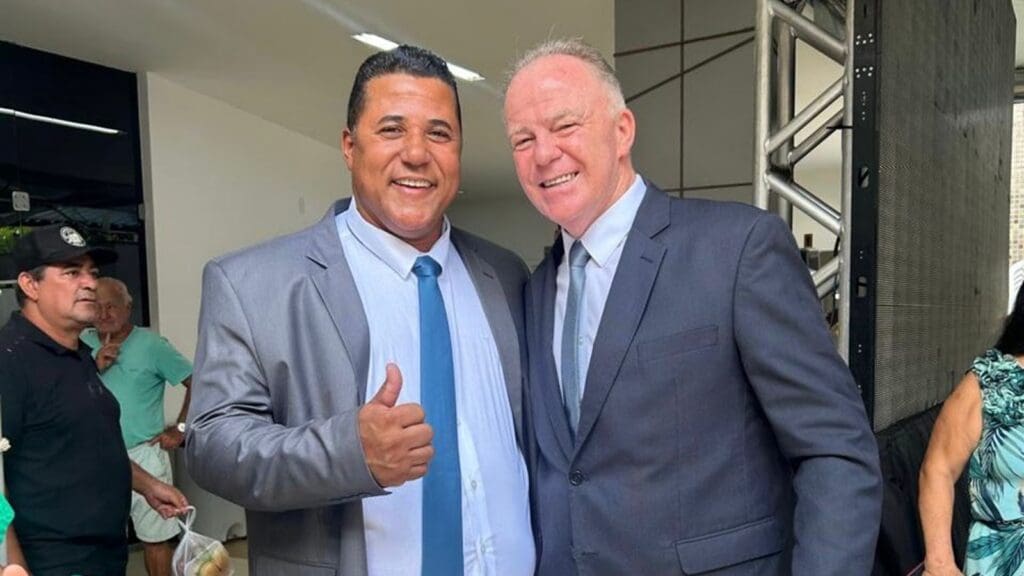 Vereador Paulinho do Churrasquinho (PDT) ao lado do governador Renato Casagrande (PSB) - Foto: Divulgação