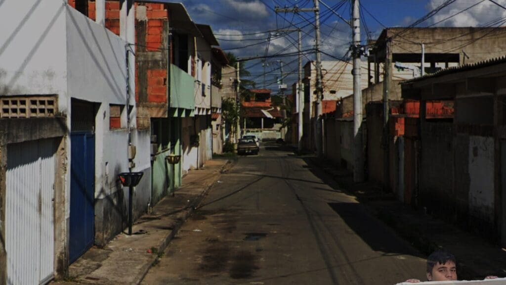 Rua Embaúba, no bairro Cidade Pomar, na Serra.
