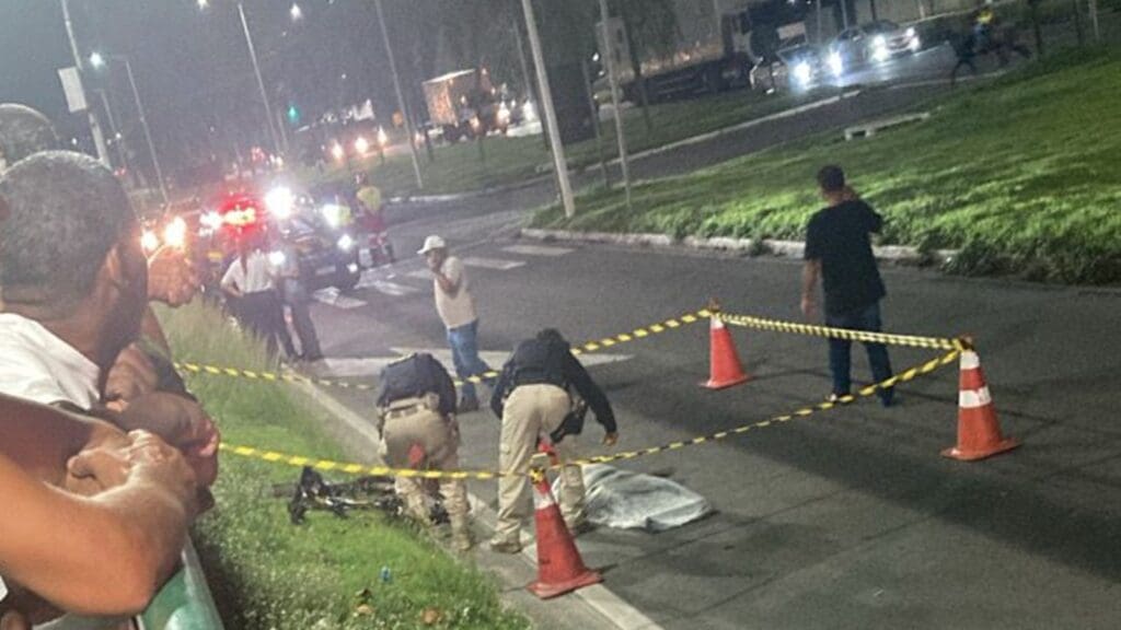 Agentes da PRF isolam o local do acidente ocorrido na BR-101, em frente ao bairro André Carloni, na Serra