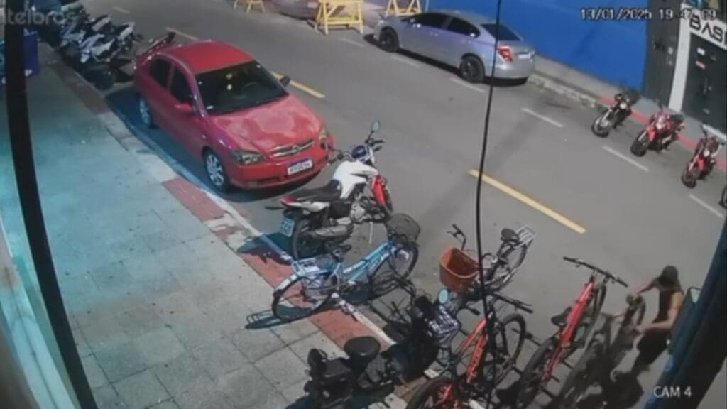 Vídeo: Sujeito quebra dois cadeados e furta bicicleta avaliada em R$ 2 mil na Serra Vídeo: Câmera de segurança flagra sujeito furtando bicicleta de R$ 2.500 em frente a academia na Serra