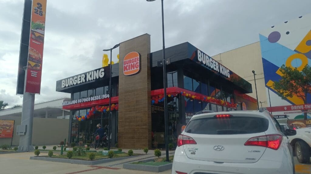 Burger King inaugura loja com Drive-Thru na Serra.