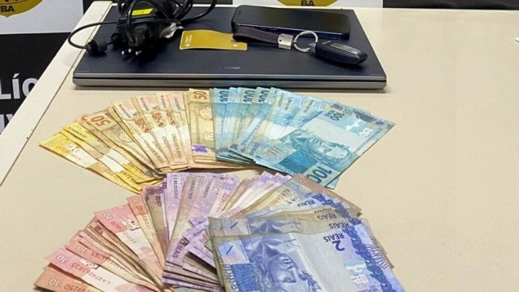 Empresário da Serra é preso acusado de tentar aplicar golpe em resort de luxo na Bahia Empresário da Serra é preso por suspeita de estelionato em resort de luxo na Bahia