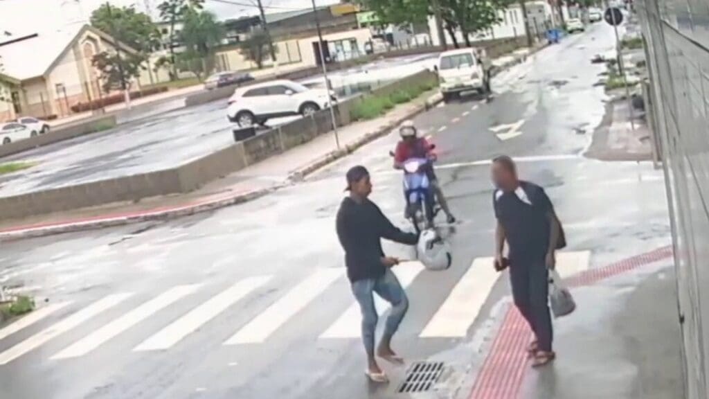 Vídeo: trabalhador é assaltado em plena luz do dia por dupla de moto na Serra Vídeo: Assaltantes armados roubam mecânico em plena luz do dia na Serra