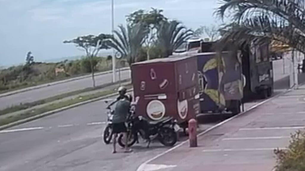 Vídeo: Dupla é flagrada furtando moto em plena luz do dia em avenida movimentada de Jacaraípe.