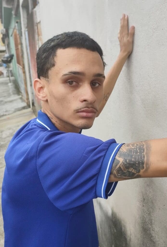 Imagem de um jovem com as duas mãos na parede após ser detido acusado de furtar uma moto.