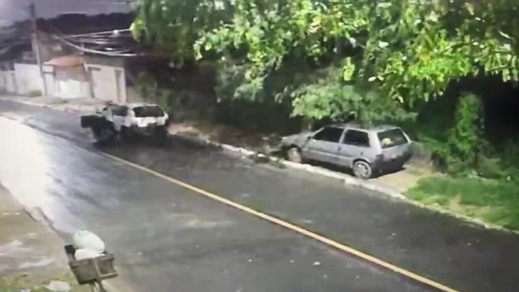 Tropa do Uno: Câmera de segurança flagra furto de carro na Serra.
