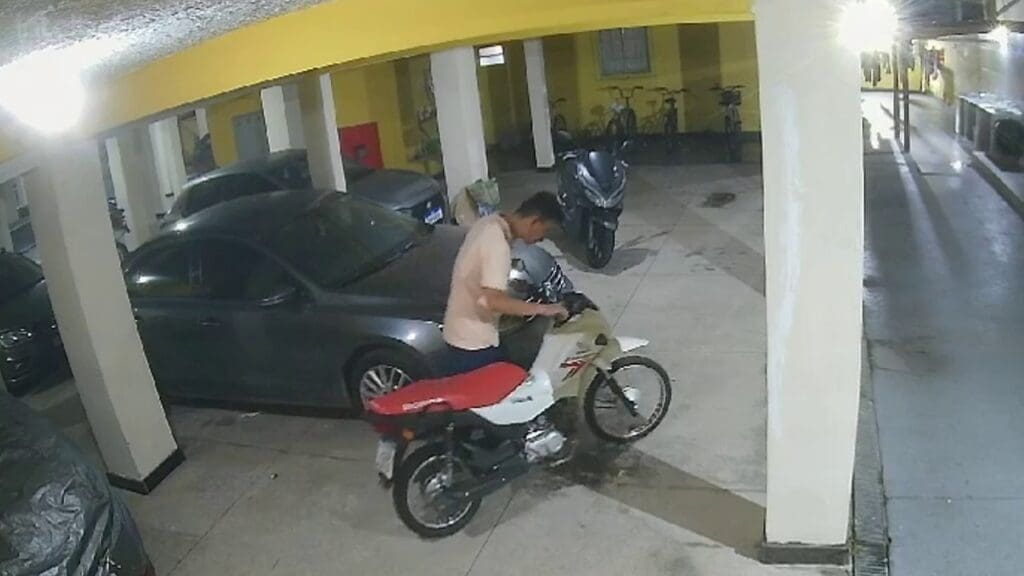 Furto de moto em condomínio na Serra é flagrado por câmera de segurança