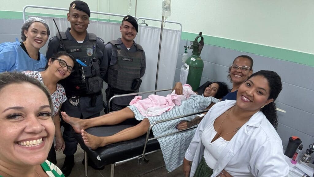 Bebê nasce dentro de viatura da Polícia Militar na Serra