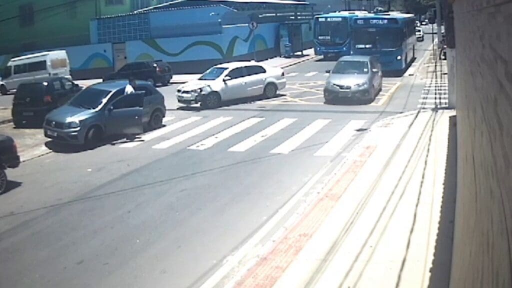 Não é replay; câmera flagra novamente acidente em cruzamento famoso por colisões na Serra Vídeo: em menos de uma semana, cruzamento registra mais um acidente na Serra