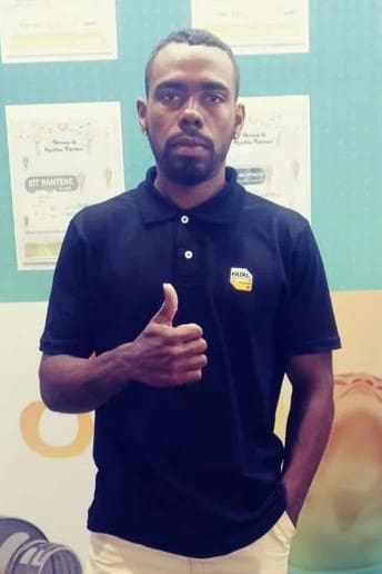 Imagem de um homem (Alex Santos de Souza, de 38 anos), vítima fatal de um acidente de moto, parado fazendo sinal com a mão de positivo.