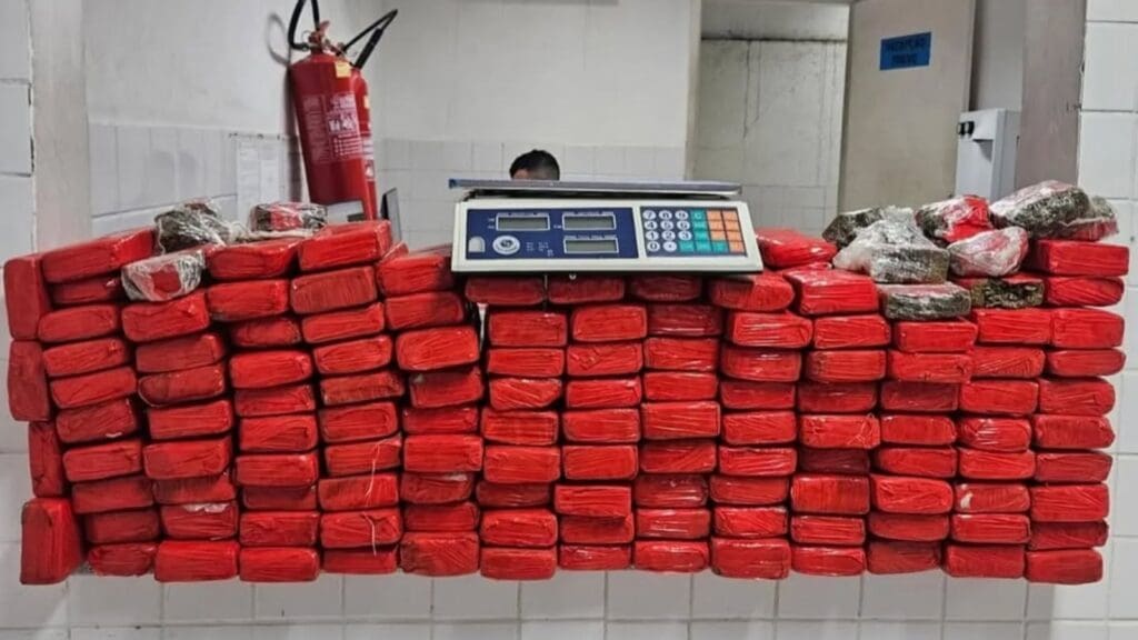 ROMU arrocha traficante vacilando na pista e encontra casa recheada com 70 kg de maconha na Serra