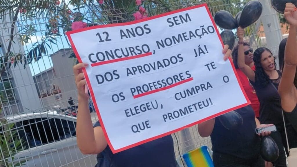 Professores aprovados em concurso fazem novo protesto em frente à Prefeitura da Serra Professores aprovados no concurso protestam em frente à Prefeitura da Serra, segurando cartazes e exigindo convocação.