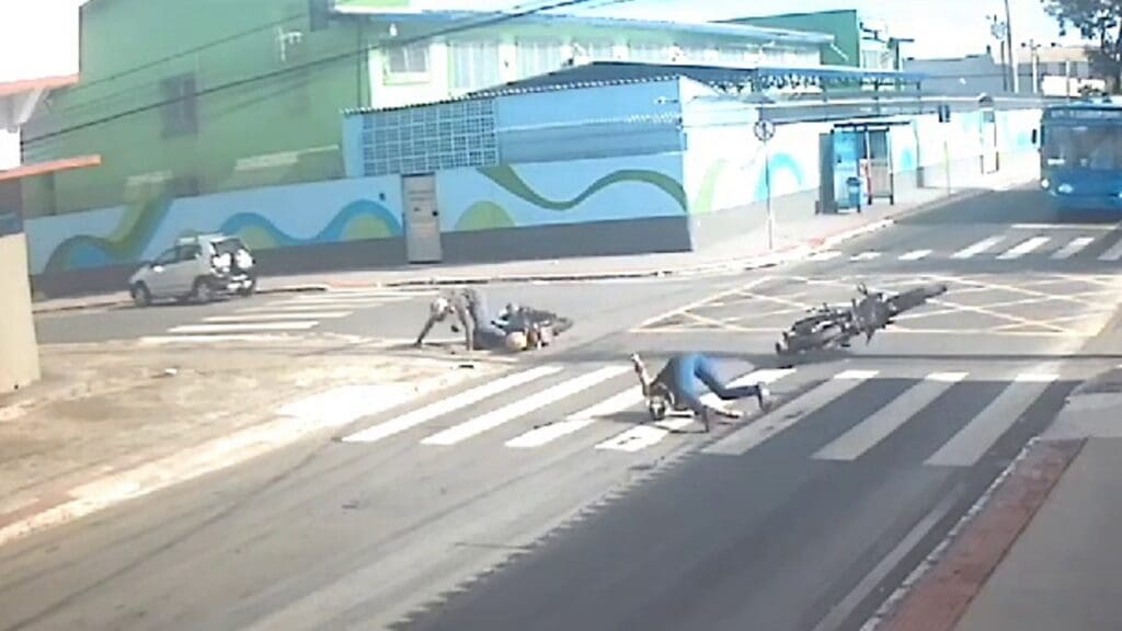 Vídeo: cruzamento famoso por colisões registra novo acidente na Serra PARE: Mais um acidente é registrado em cruzamento famoso por batidas em avenida da Serra