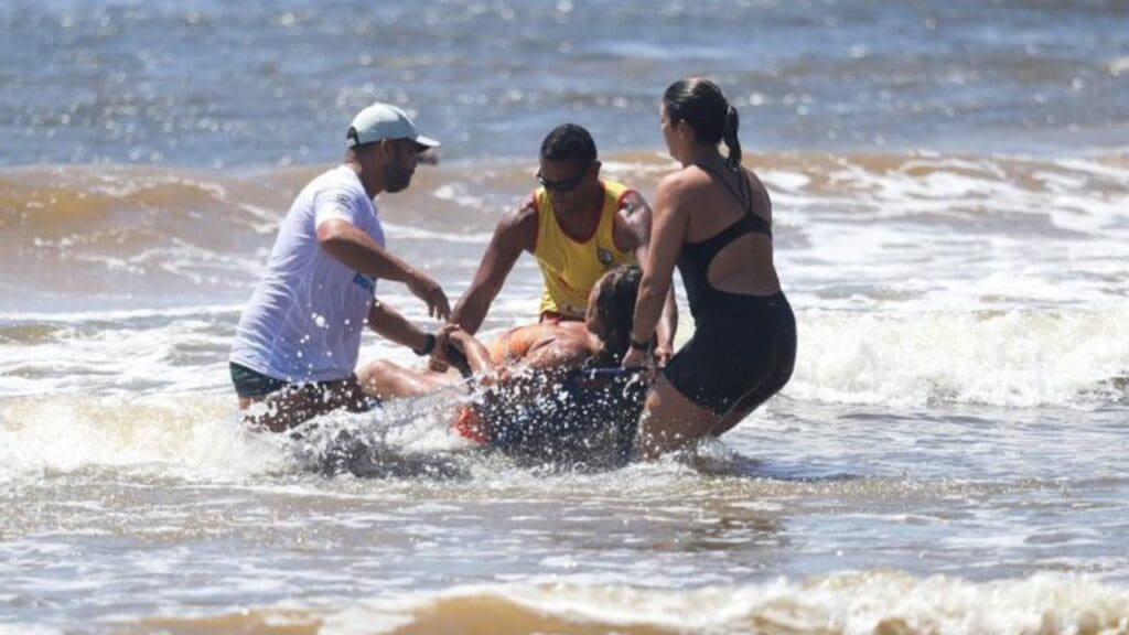 Projeto que leva inclusão às praias alcança mais de 150 banhos assistidos na Serra