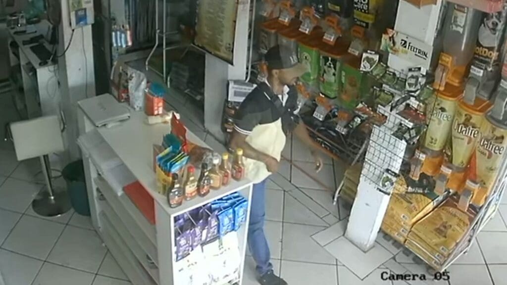 Imagem de um homem que havia acabado de roubar uma loja de ração saindo do local.