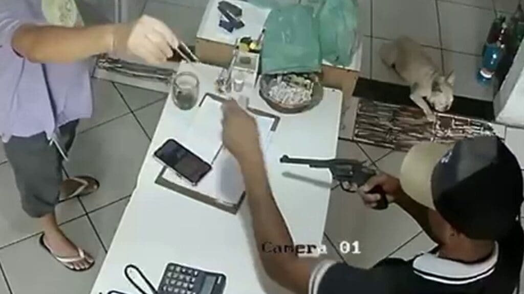 Vídeo: Sujeito armado invade loja de ração e faz a limpa no caixa em Jacaraípe