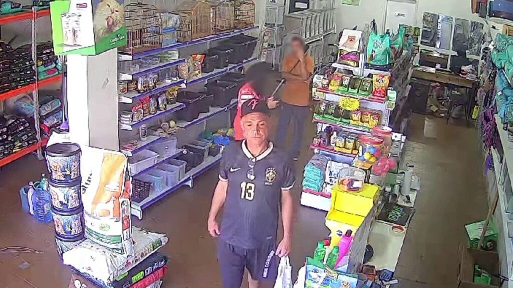 Vídeo: Sujeito se passa por cliente e furta celular de adolescente em pet shop na Serra