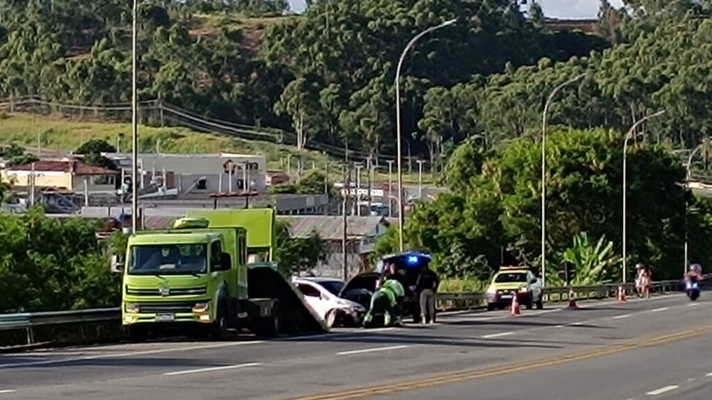 Abordagem da PRF na BR-101 termina em perseguição e acidente na Serra Perseguição alucinante: Suspeito tenta fugir da PRF e acaba batendo em rodovia na Serra