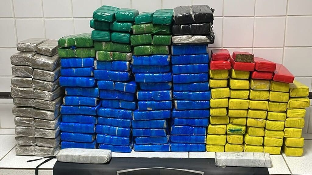 ROMU detona estoque de traficantes e apreende 120kg de maconha em casa localizada na Grande Jacaraípe
