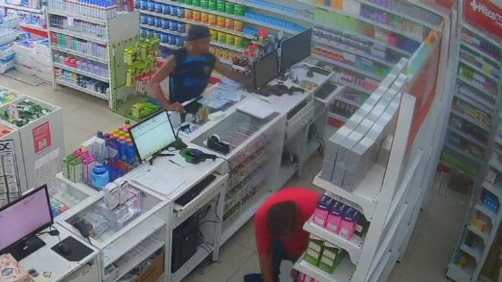 Vídeo: câmera flagra sujeito furtando celular na cara dura em farmácia na Serra Vídeo: Sujeito furta celular na cara de pau em farmácia na Serra.