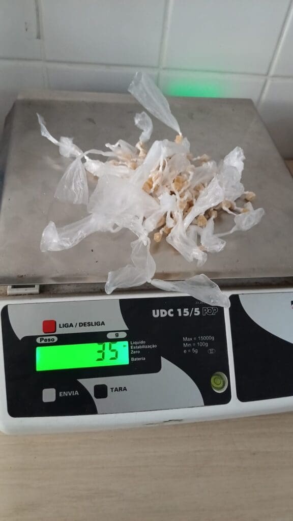 Imagem de 130 pedras de crack apreendido durante a ocorrência, sobre uma balança.