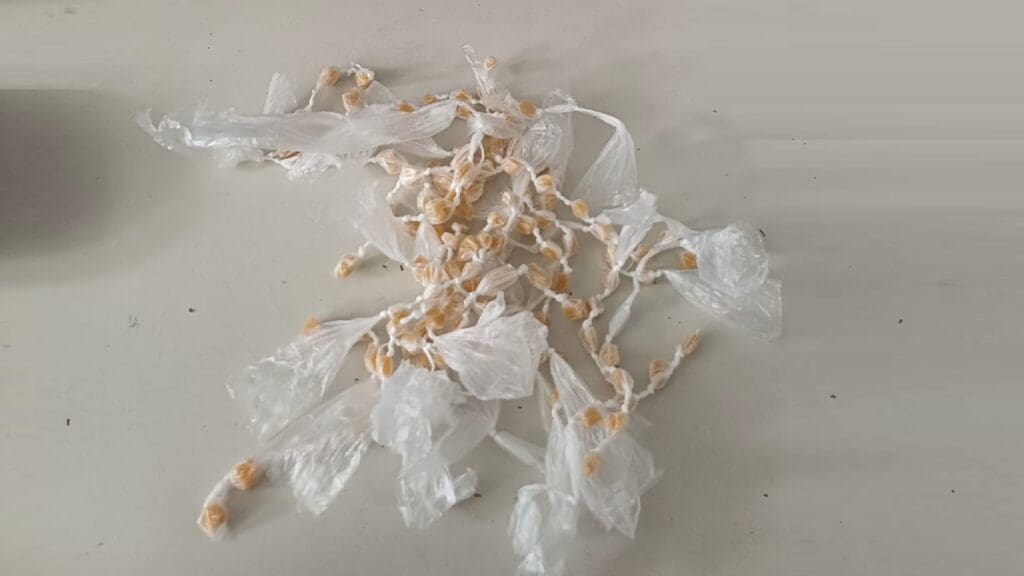 Polícia Militar detém suspeito recebendo de motociclista de aplicativo mais de 100 pedras de crack na Serra.