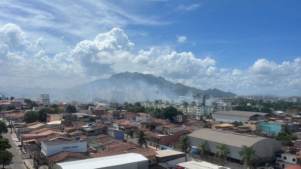 Vídeo: pátio de unidade básica de saúde da prefeitura é tomado por incêndio na Serra