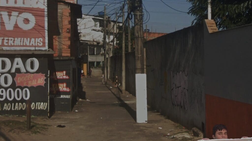 Jovem acaba morrendo após ser baleada durante ataque a tiros em beco na Serra Imagens da via conhecido como "Quebra Faca" ou "Beco dos noias", localizado no bairro São Geraldo.