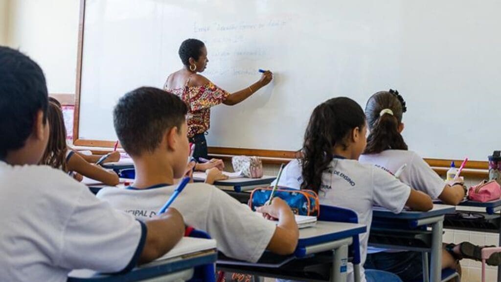 Alunos da rede municipal da Serra assistindo aula.