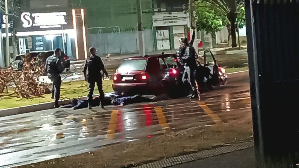 Momento que os militares colocaram os suspeitos deitados na avenida Eldes Scherrer Souza, na altura de Laranjeiras, na cidade de Serra.