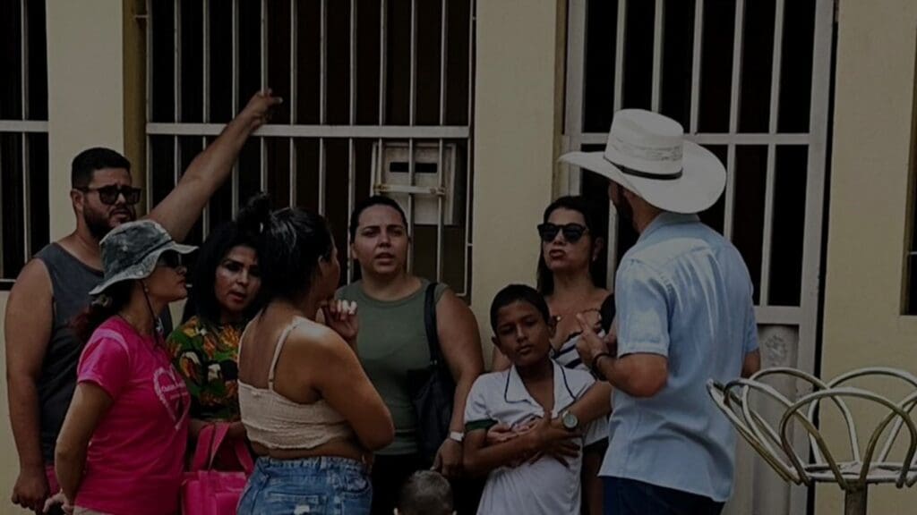 Pais de alunos pedem retorno do transporte escolar cortado pela Prefeitura da Serra Pais e alunos conversando com o deputado estadual Pablo Muribeca, no bairro Balneário de Carapebus, na Serra.