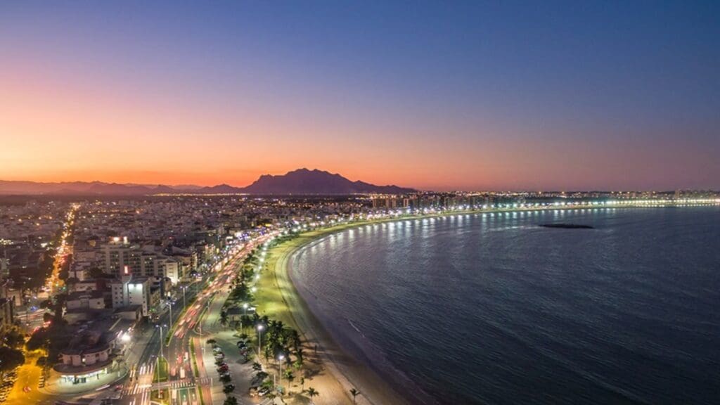 Vitória lidera indicador de ambiente de negócios entre municípios capixabas 2024 Vista da praia de Camburi, Vitória-ES