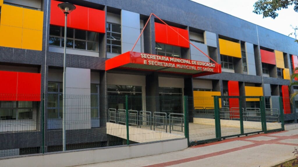 Prefeito da Serra troca comando da Secretaria de Saúde; veja quem assume o cargo Fechada da Secretaria de Saúde da Serra (SESA) e Educação da Serra (SEDU)