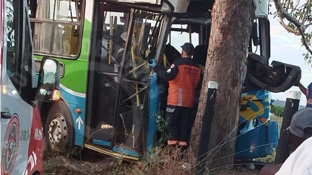 Motorista colide com ônibus após ser picado por inseto e deixa 22 passageiros feridos na Serra Equipes de resgate atendem vítimas de acidente com ônibus em Putiri, na Serra.