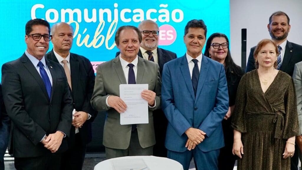 Presidente da ALES, junto ao Vice-governador do ES assinam termo de cooperação contra a desinformação - (Foto: Divulgação)