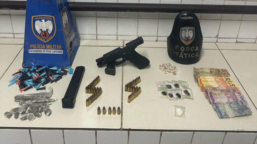 Drogas e armas apreendidas pelos militares durante ocorrência no bairro Central Carapina, na Serra-ES.