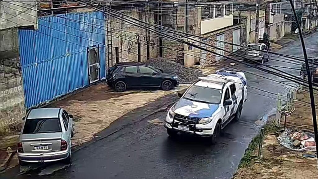 Vídeo: Câmeras de segurança registram tiroteio alucinante entre traficantes e policiais militares na Serra