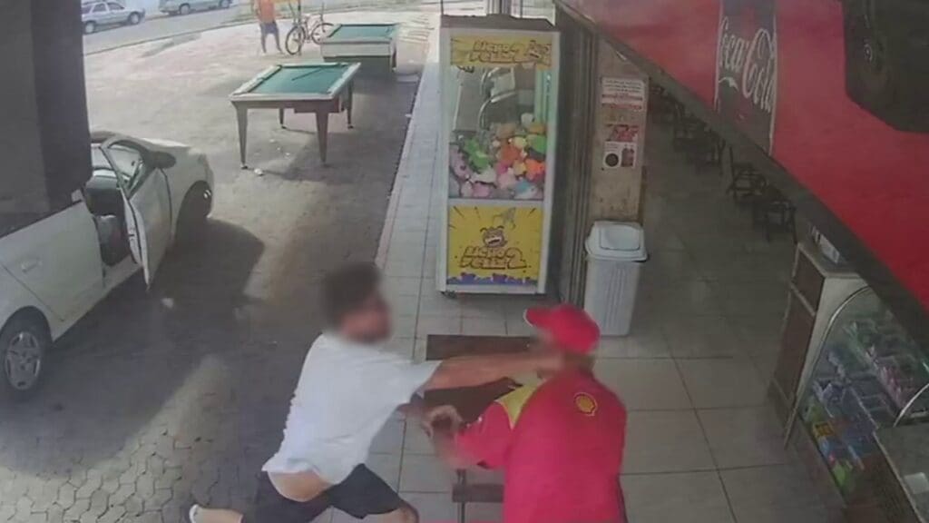 Vídeo: falta de pagamento acaba em agressões entre frentista e cliente em posto de combustíveis na Serra Cliente e frentista saem na mão após calote em posto de Gasolina.