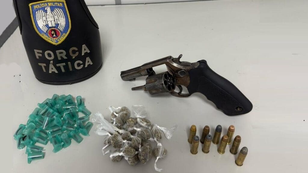 Polícia Militar apreende adolescente com arma e drogas após tentativa de fuga na Serra Adolescente é apreendido após tentativa de fuga com arma e drogas na Serra.