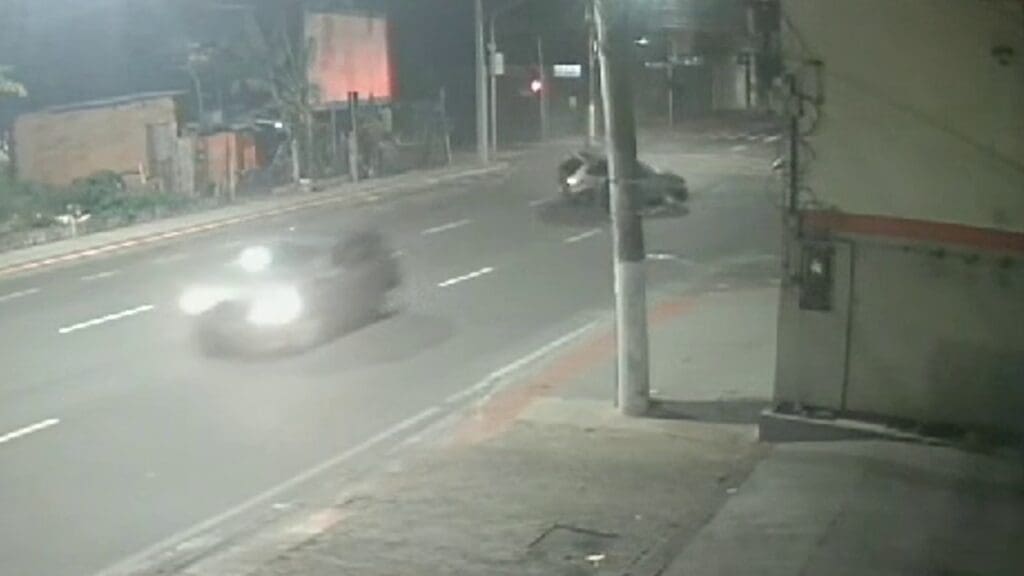 Vídeo: Motorista perde o controle, roda na pista e destrói portão de depósito na Serra