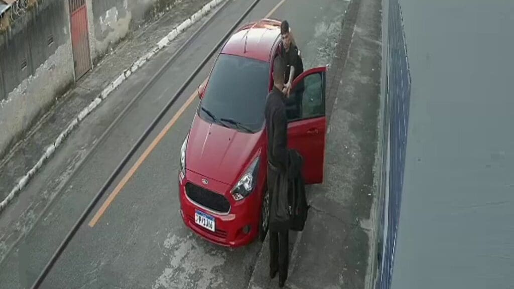 Vídeo: câmeras flagram sujeito uniformizado assaltando carro de trabalhador na Serra Vídeo: Câmeras de segurança flagram assaltante armado disfarçado com uniforme de empresa roubando veículo na Serra