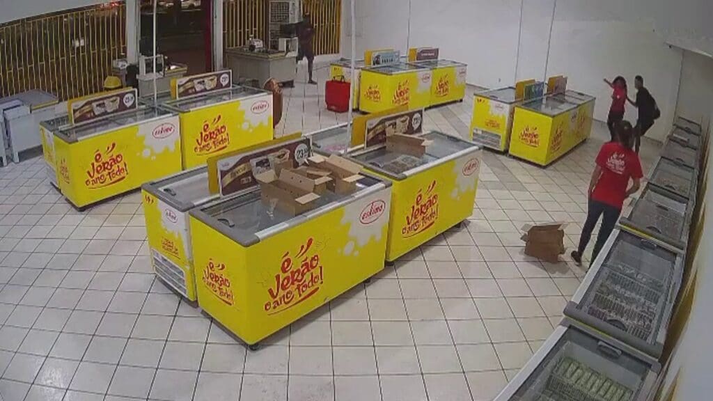 Vídeo: dupla é flagrada aterrorizando funcionárias durante assalto a sorveteria na Serra Funcionárias de sorveteria passam por momento de terror nas mãos de assaltantes na Serra